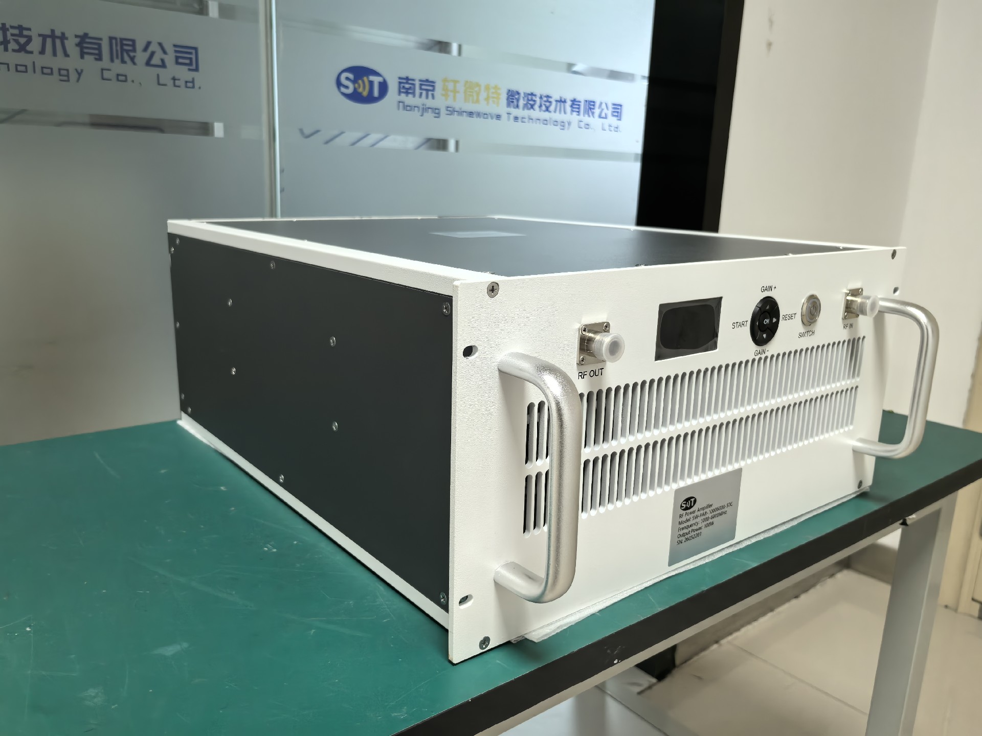Close-up of SW-PAR-10006000-50C amp interface panel